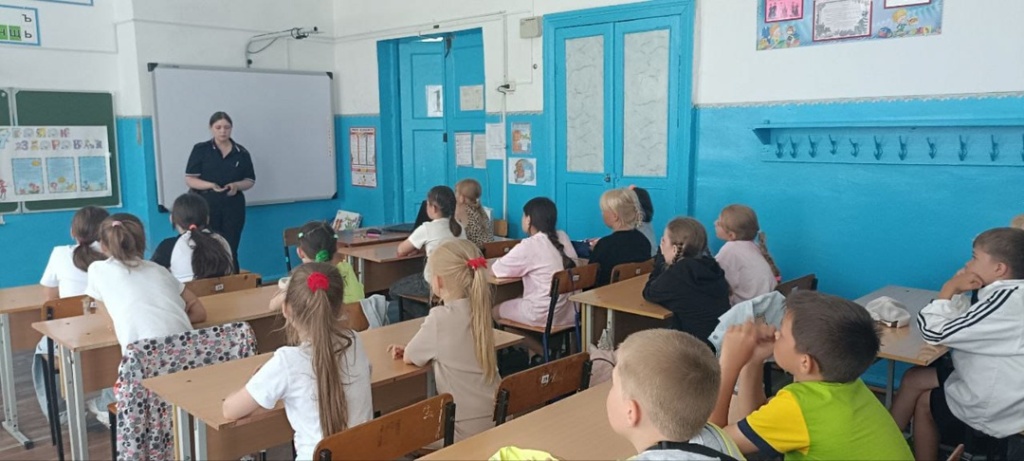 С воспитанниками детского оздоровительного лагеря «Муравейник»  на базе городской школы № 2 сотрудником полиции проведено мероприятие, посвященное антитеррористической безопасности.