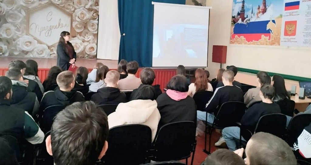 Студентам Аркадакского филиала техникума механизации сельского хозяйства разъяснили порядок действий при обнаружении подозрительного предмета, который может оказаться самодельным взрывным устройством .