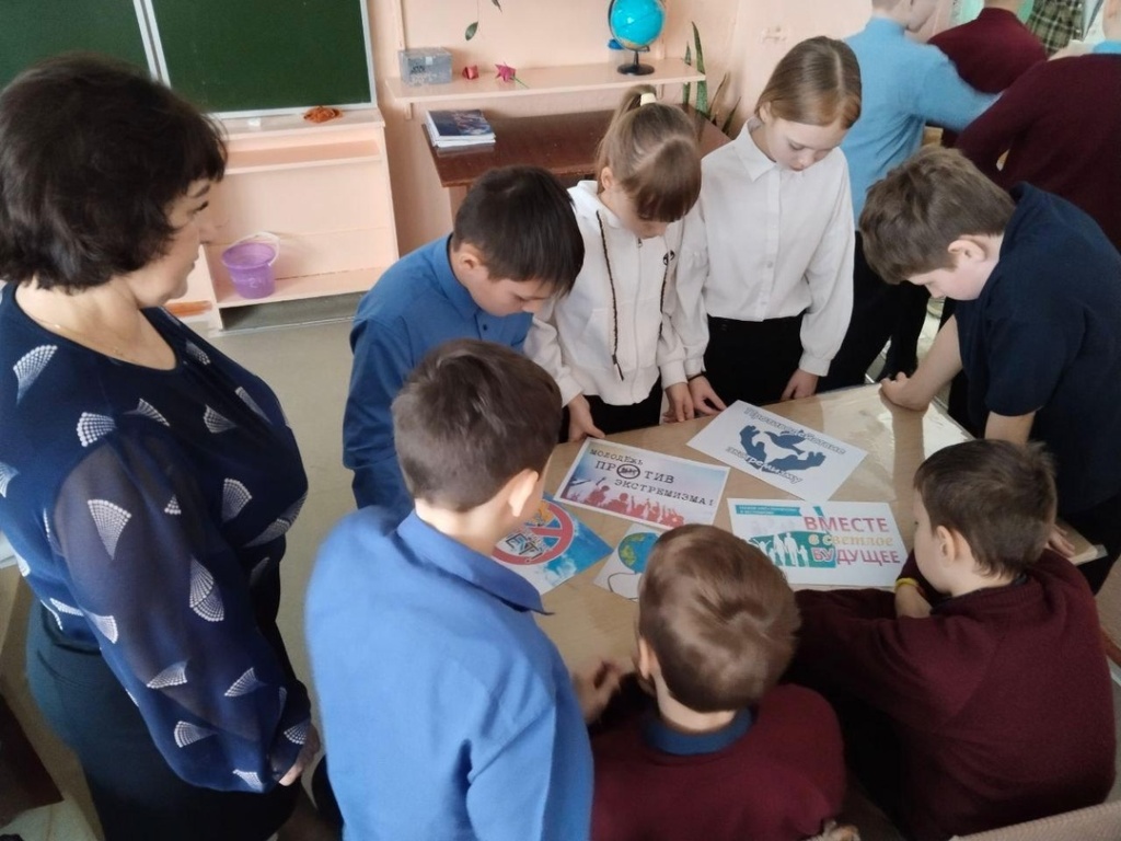 В школе № 3 города Аркадака подвели итоги конкурса социальной рекламы  против терроризма и экстремизма «Будьте бдительны».