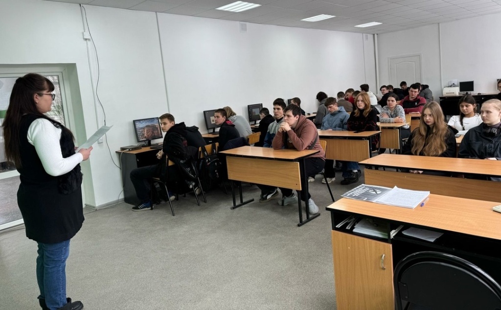 Студентам Аркадакского филиала техникума механизации сельского хозяйства разъяснили правила поведения в условиях угрозы совершения теракта, в том числе с использованием БПЛА .