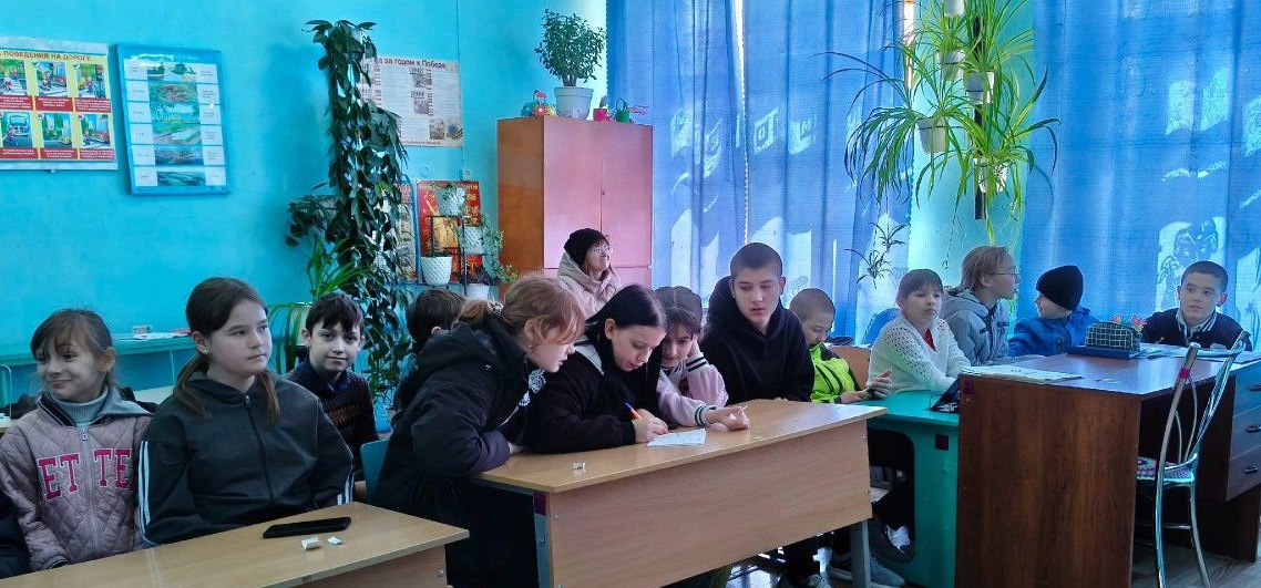 Работники сельского дома культуры села Ивановка провели с учащимися филиала МБОУ-СОШ № 3 г. Аркадака в с.Ивановка мероприятие «Наш мир без террора»..