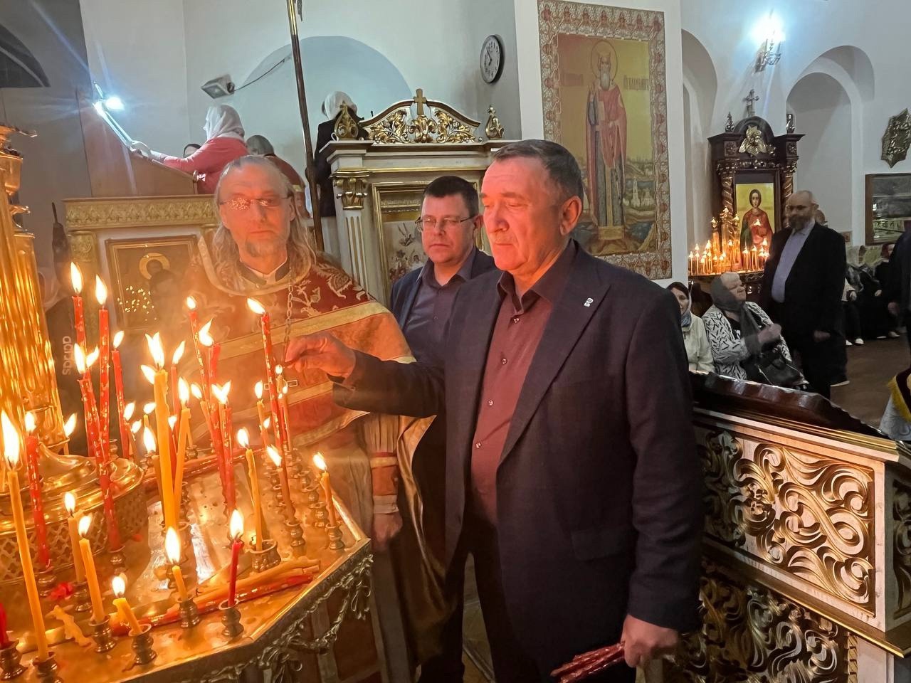 Накануне светлого праздника Пасхи депутат Саратовской областной Думы Василий Кравцов и заместитель главы района Андрей Визнер посетили праздничное богослужение..