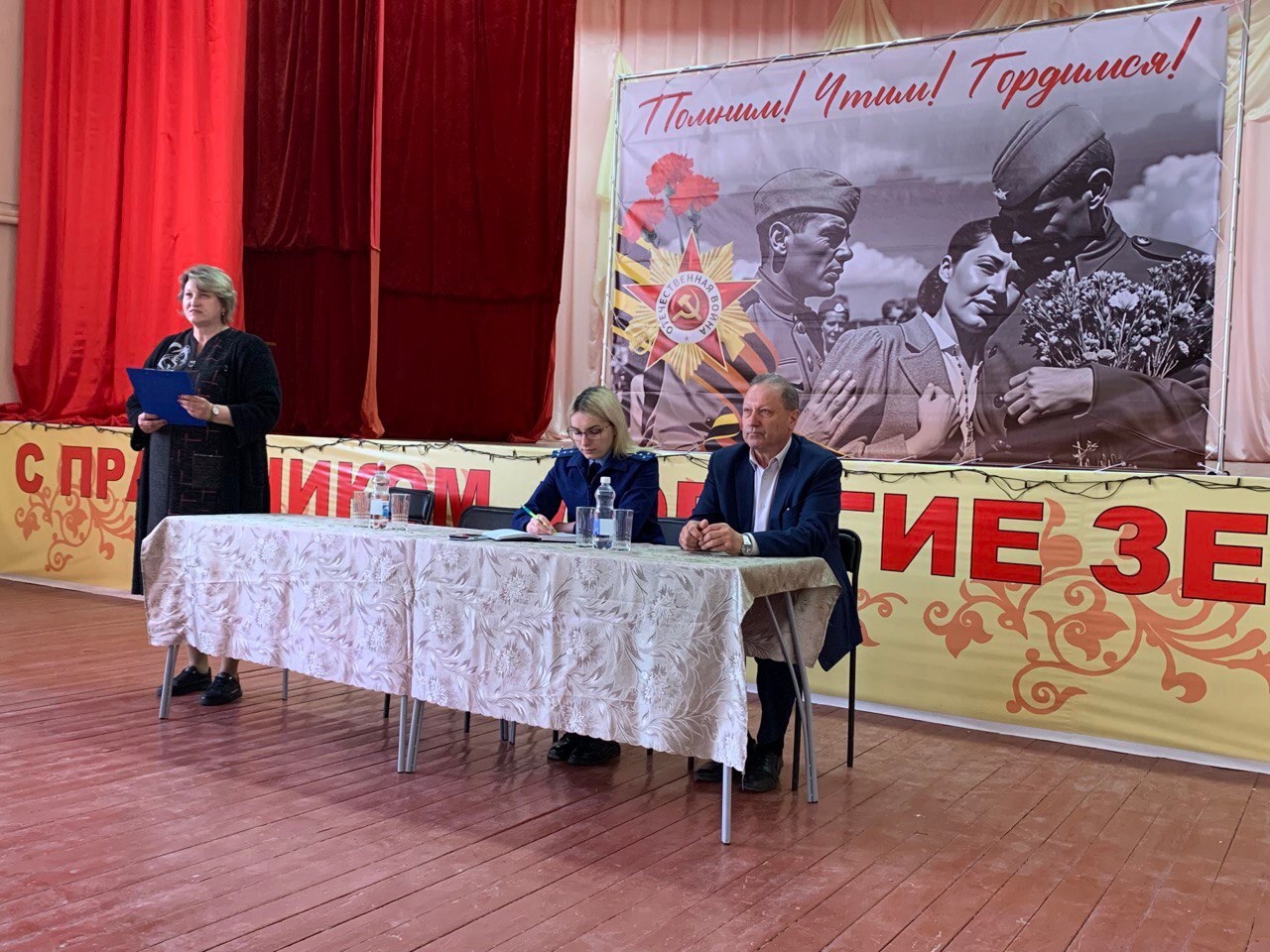 Сегодня прошла встреча жителей в с.Малиновке, на которой присутствовали глава Аркадакского района Николай Луньков, прокурор Аркадакского района Анастасия Решетняк, глава Малиновского МО Светлана Почтарева..