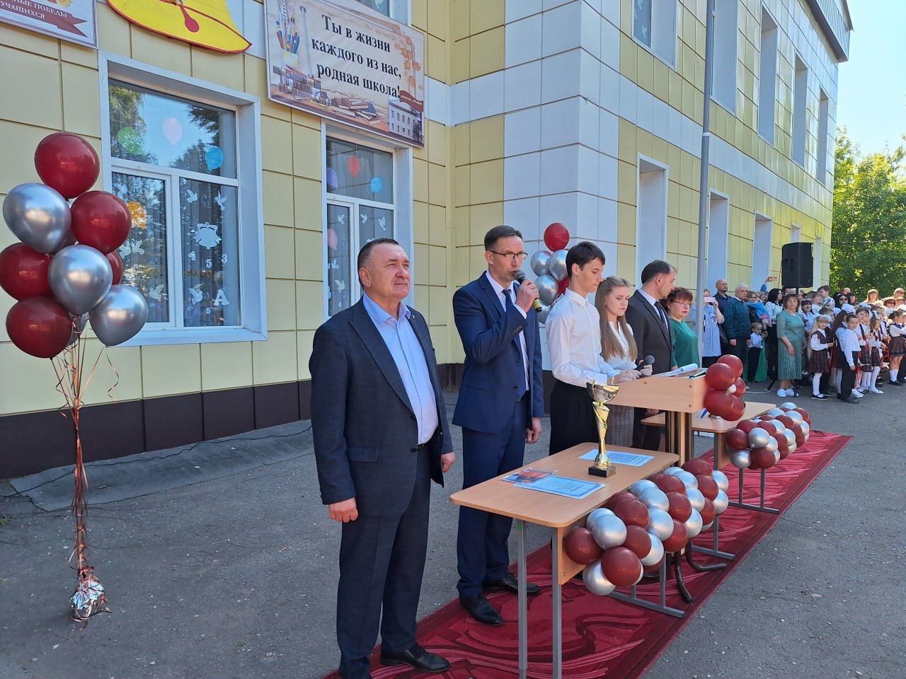 Сегодня торжественные мероприятия прошли в средних общеобразовательных школах Аркадакского района..