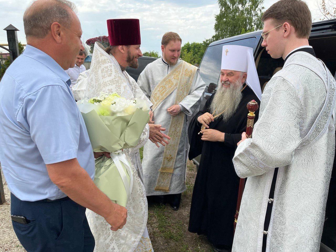 В эти выходные митрополит Санкт-Петербургский и Ладожский Варсонофий посетил Аркадакский район..