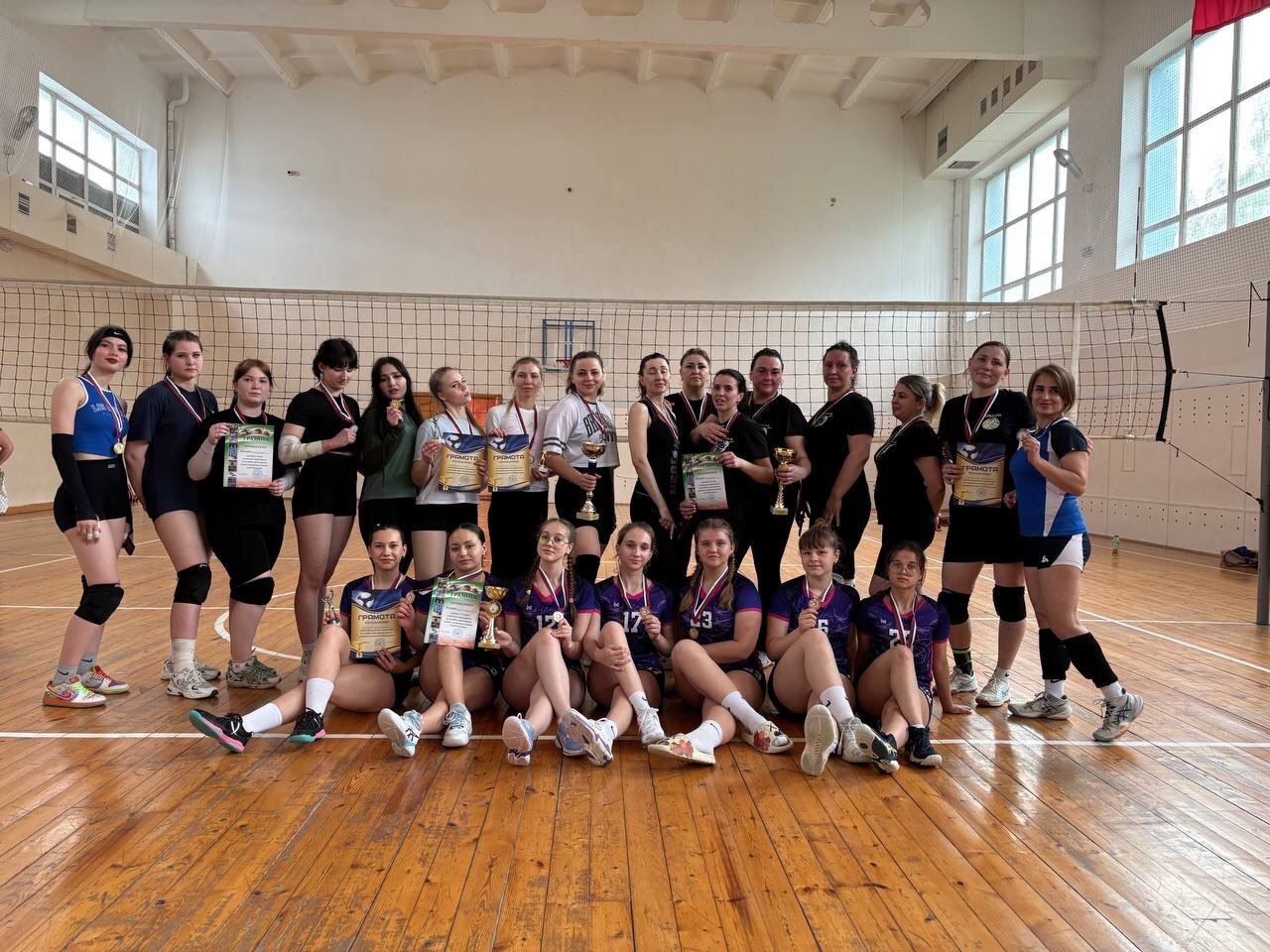 В с/з ДСДЮ состоялось торжественное открытие соревнований по волейболу, посвященных памяти А.В. Тихомирова среди женских команд..