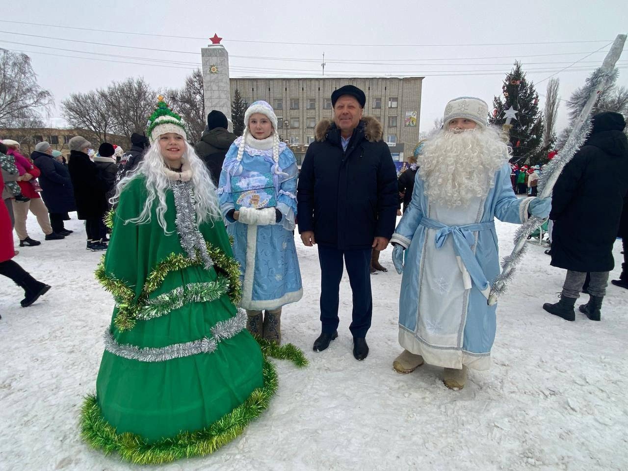 В преддверии Нового года на городской площади состоялся районный конкурс «Дед Мороз и Снегурочка-2024», в котором приняли участие учреждения социальной серы (образования и культуры).