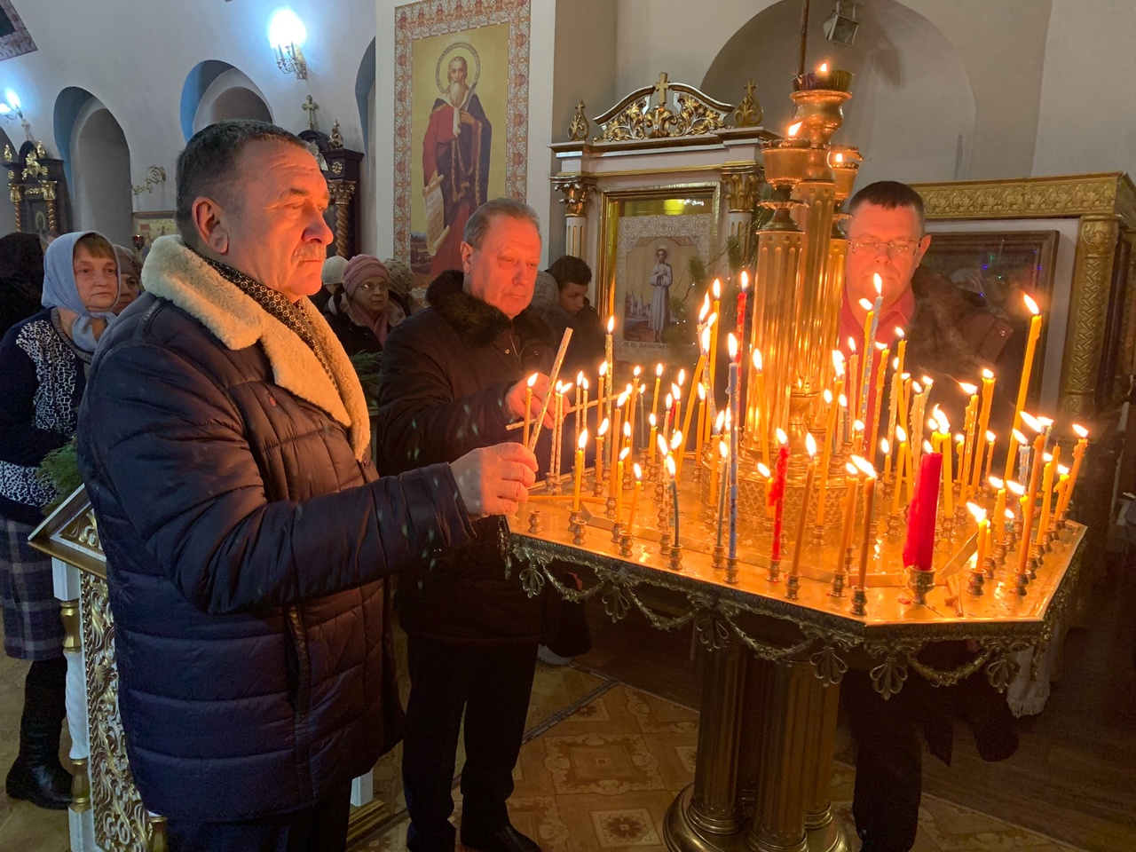 Глава района посетил праздничную службу в церкви в канун Рождества..