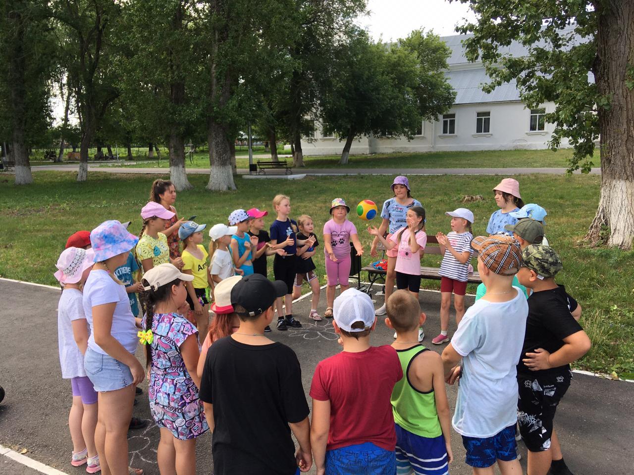 Сегодня в городском парке прошла развлекательно- игровая программа для детей, посещающих ДОЛ «В поисках волшебного цветка»..