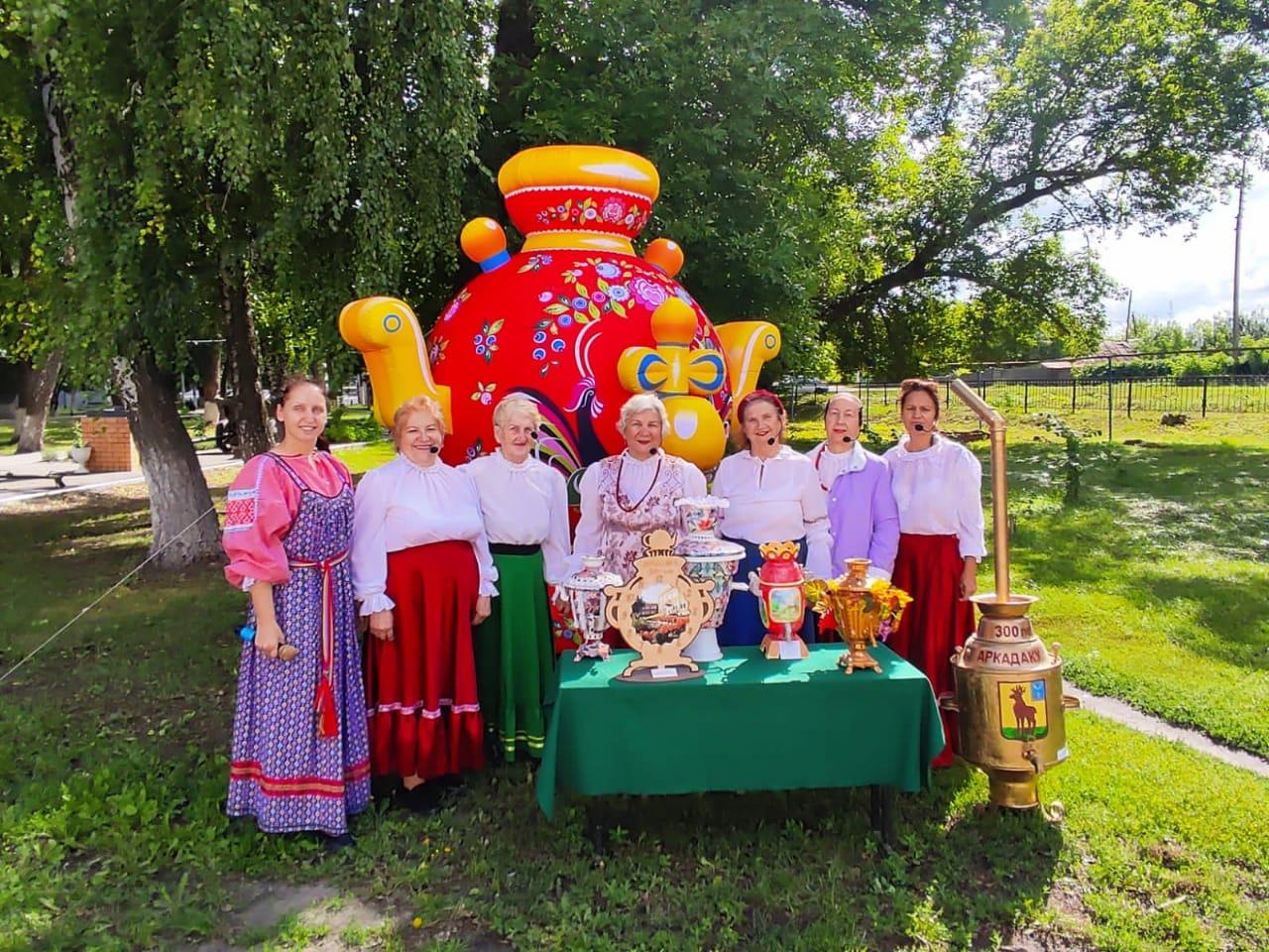  15 августа в городском парке состоялся вечер отдыха «Посиделки у самовара, ко Дню самовара с участием коллектива «Аркадакские бабушки»..