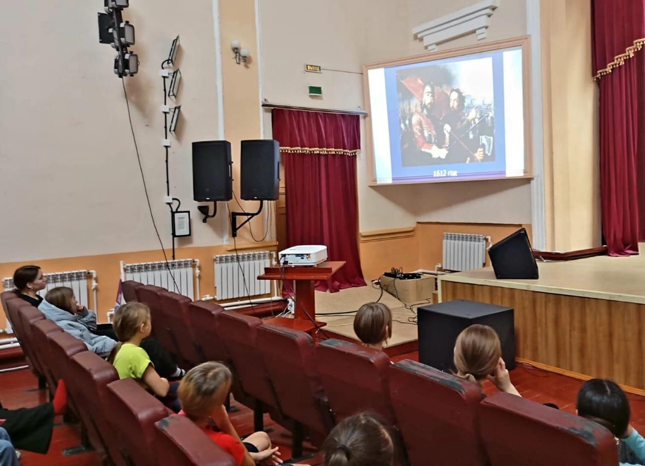 В преддверии Дня народного единства в Аркадаке сотрудники РДК провели для кружковцев видеоэкскурс «Сыны Отечества, освободившие Россию». .