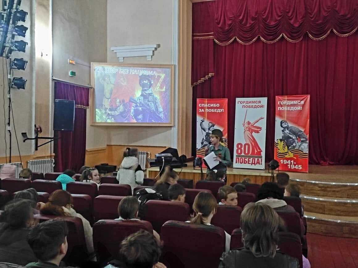 Сотрудники РДК провели историко – патриотический час «В сердце ты у каждого Победа!» для школьников МБОУ - СОШ №3, посвященный  Году защитника Отечества и  80-тию Великой Победы..