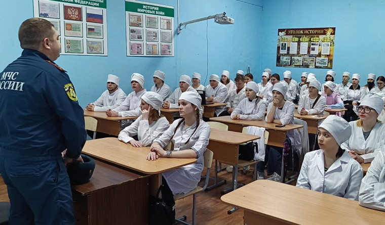 В Аркадакском медицинском коллежде со студентами проведена информационная профилактическая беседа об основных правилах безопасности при атаке БПЛА. В Аркадакском медицинском коллежде со студентами проведена информационная профилактическая беседа об основных правилах безопасности при атаке БПЛА.