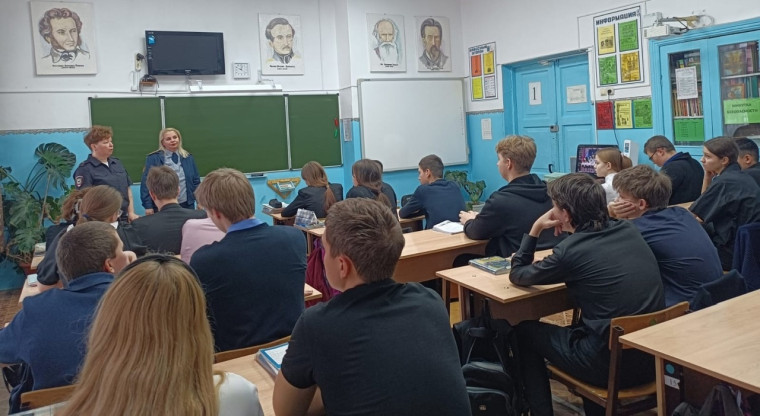 Педагоги общеобразовательных организаций Аркадакского района во взаимодействии с представителями правоохранительных органов проводят с учащимися работу по профилактике проявлений терроризма и экстремизма в подростковой среде.. Педагоги общеобразовательных организаций Аркадакского района во взаимодействии с представителями правоохранительных органов проводят с учащимися работу по профилактике проявлений терроризма и экстремизма в подростковой среде..