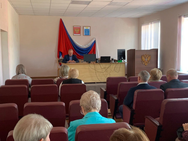 Сегодня в здании администрации района состоялось очередное еженедельное совещание, проведенное главой Аркадакского района Николаем Луньковым.. Сегодня в здании администрации района состоялось очередное еженедельное совещание, проведенное главой Аркадакского района Николаем Луньковым..
