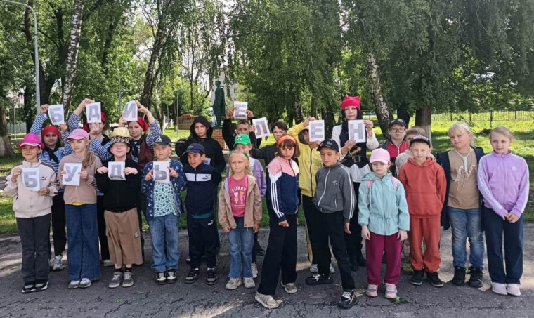 Работники Дома культуры Аркадакского района провели с детьми, посещающими детские оздоровительные лагеря с дневным пребыванием профилактическую познавательно – игровую программу «Будь бдителен». Работники Дома культуры Аркадакского района провели с детьми, посещающими детские оздоровительные лагеря с дневным пребыванием профилактическую познавательно – игровую программу «Будь бдителен».